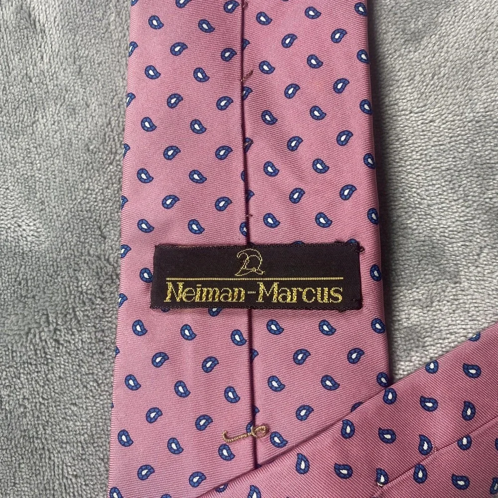 Neiman Marcus Tie Mens One‎ Size Pink Paisley 100% Silk Hand Made Italy
